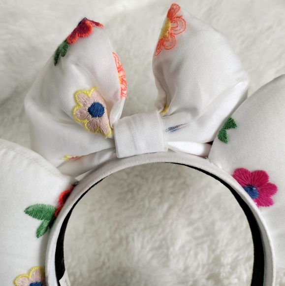 ✨SOLD✨Embroidered Flower Mouse Ears - Picture 7 of 10